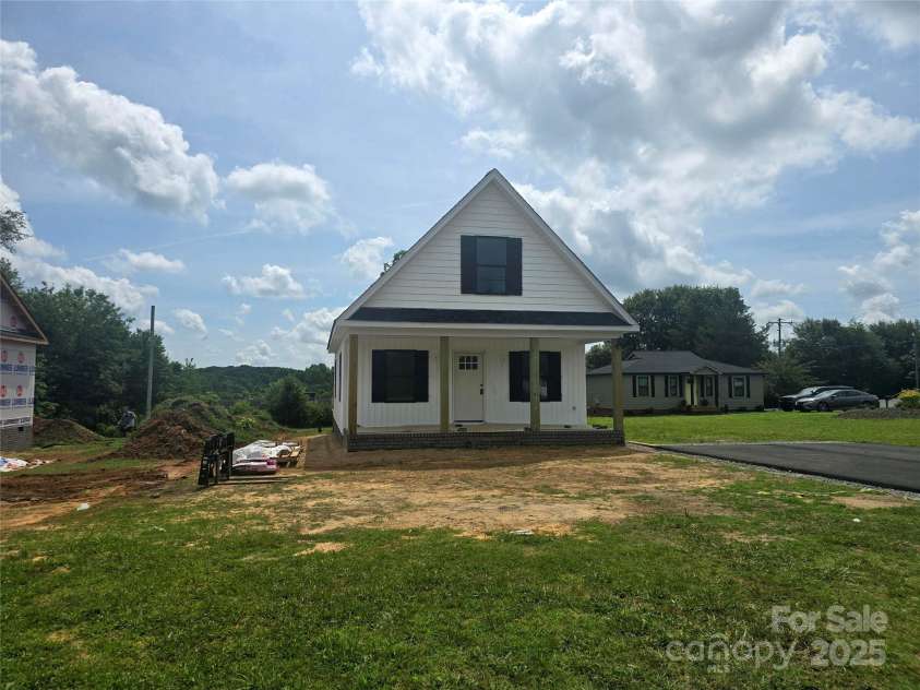200 Center Street, Hildebran, NC 28637.  MLS# CAR4252866, YatesRealty ID 9184. 