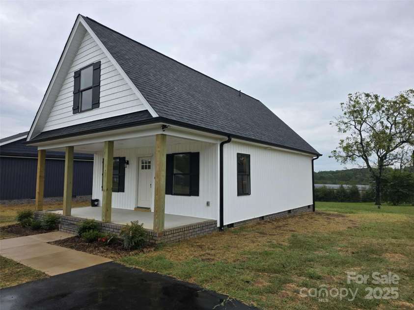 200 Center Street, Hildebran, NC 28637.  MLS# CAR4252866, YatesRealty ID 9184. 