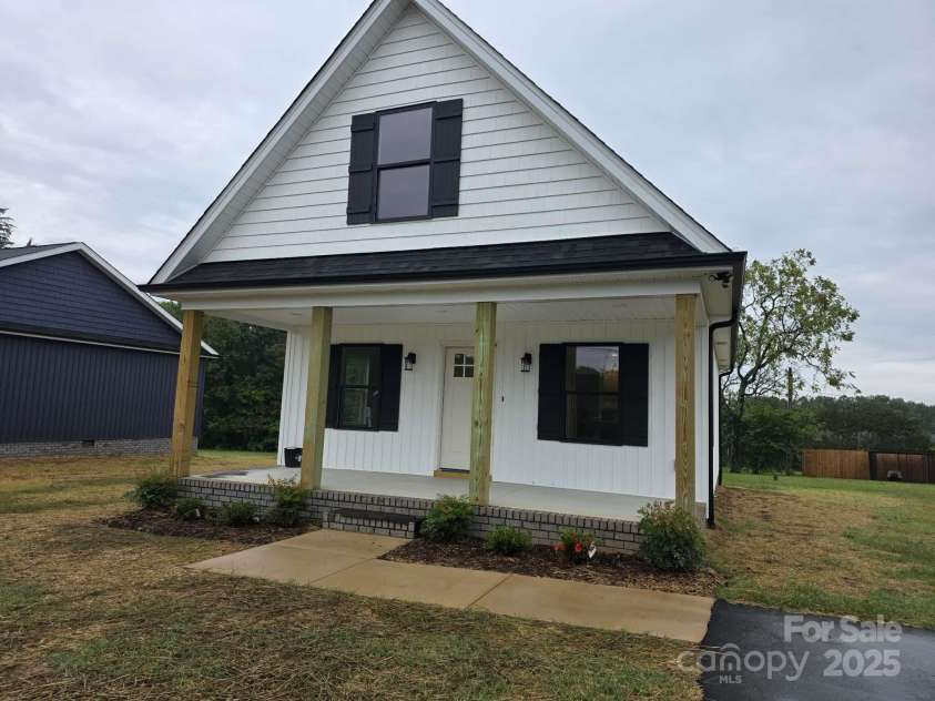 200 Center Street, Hildebran, NC 28637.  MLS# CAR4252866, YatesRealty ID 9184. 