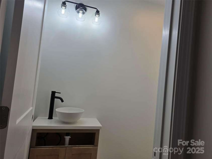 200 Center Street, Hildebran, NC 28637.  MLS# CAR4252866, YatesRealty ID 9184. 