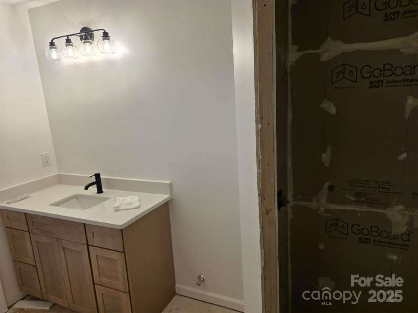 200 Center Street, Hildebran, NC 28637.  MLS# CAR4252866, YatesRealty ID 9184. 