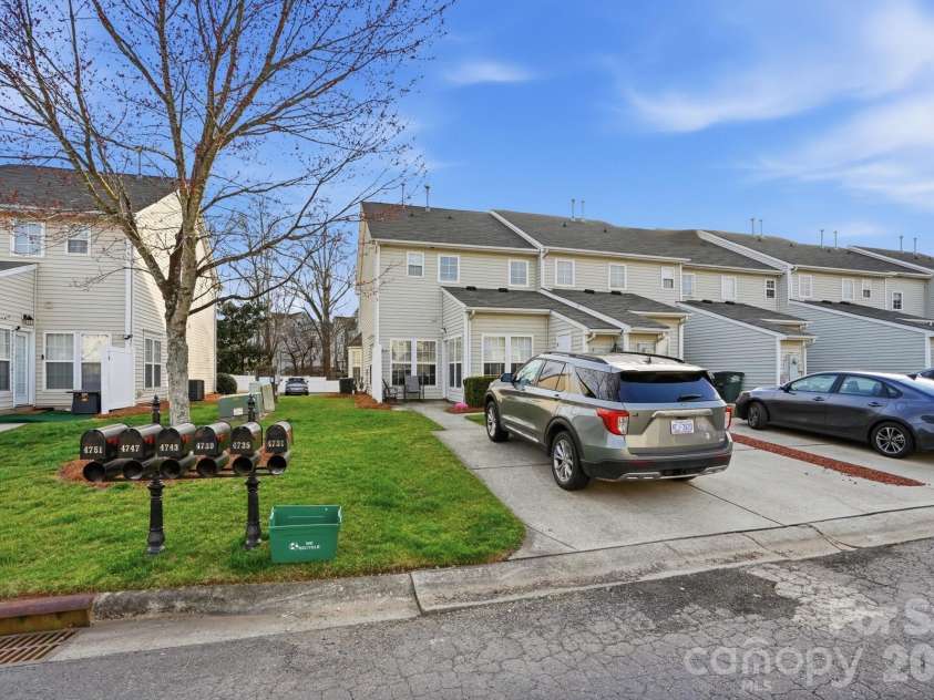 4723 Forestridge Commons Drive, Charlotte, NC 28269.  MLS# CAR4354187, YatesRealty ID 9187. 2 Parking Spaces