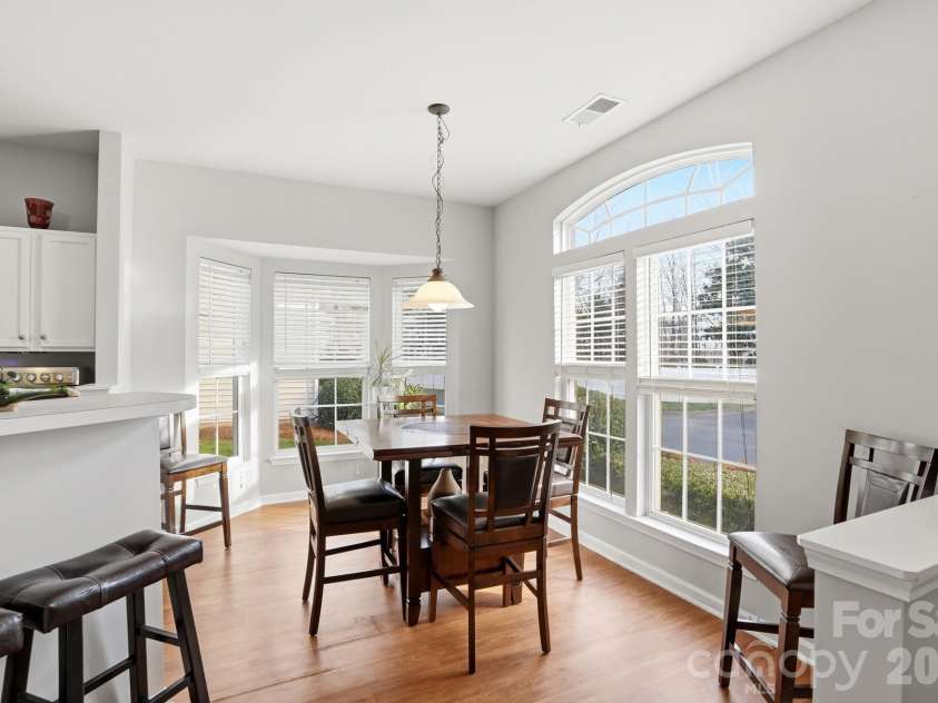 4723 Forestridge Commons Drive, Charlotte, NC 28269.  MLS# CAR4354187, YatesRealty ID 9187. Bar & Dining