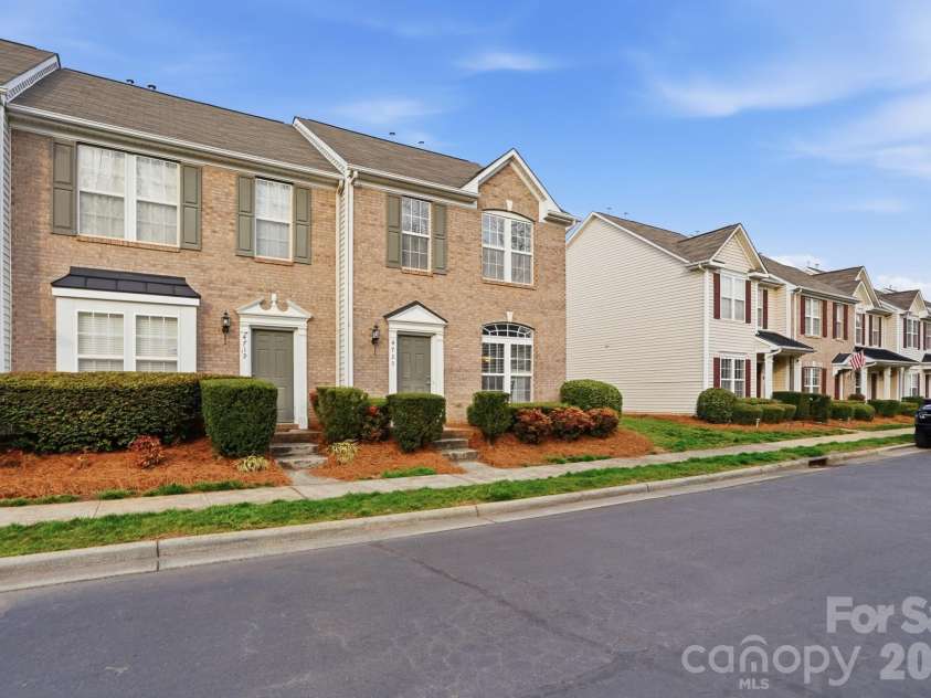 4723 Forestridge Commons Drive, Charlotte, NC 28269.  MLS# CAR4354187, YatesRealty ID 9187. Brick Front