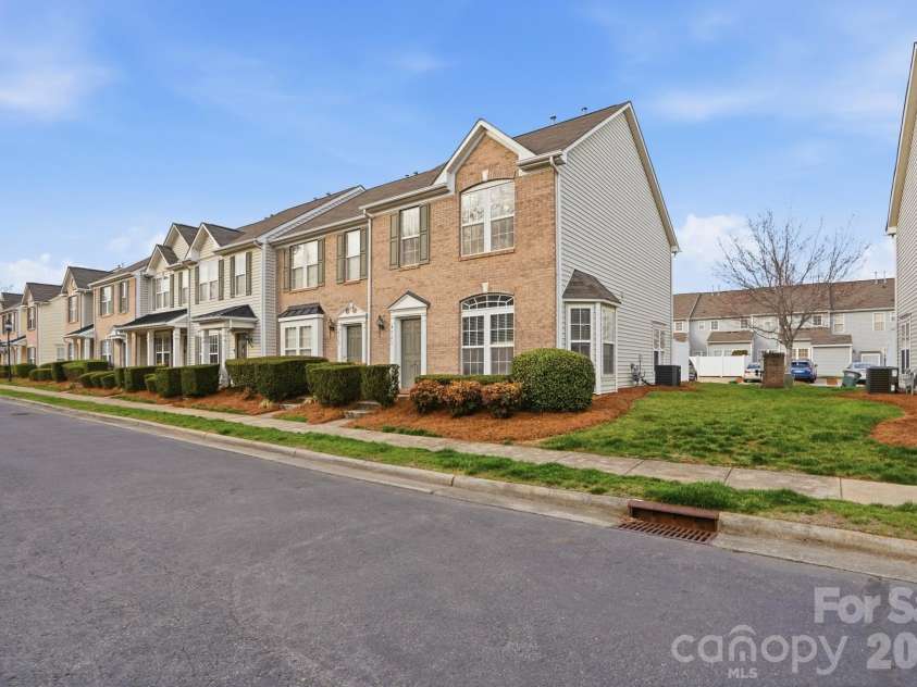 4723 Forestridge Commons Drive, Charlotte, NC 28269.  MLS# CAR4354187, YatesRealty ID 9187. End unit townhome with bay window. 