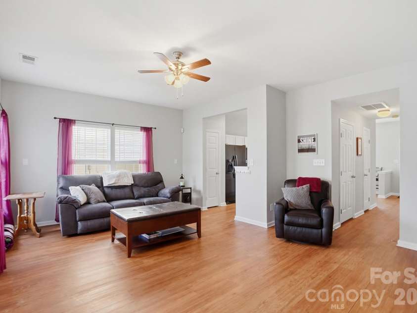 4723 Forestridge Commons Drive, Charlotte, NC 28269.  MLS# CAR4354187, YatesRealty ID 9187. Great Room