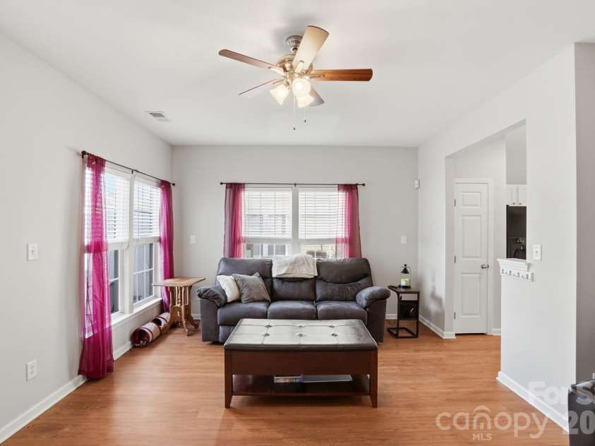 4723 Forestridge Commons Drive, Charlotte, NC 28269.  MLS# CAR4354187, YatesRealty ID 9187. Great Room