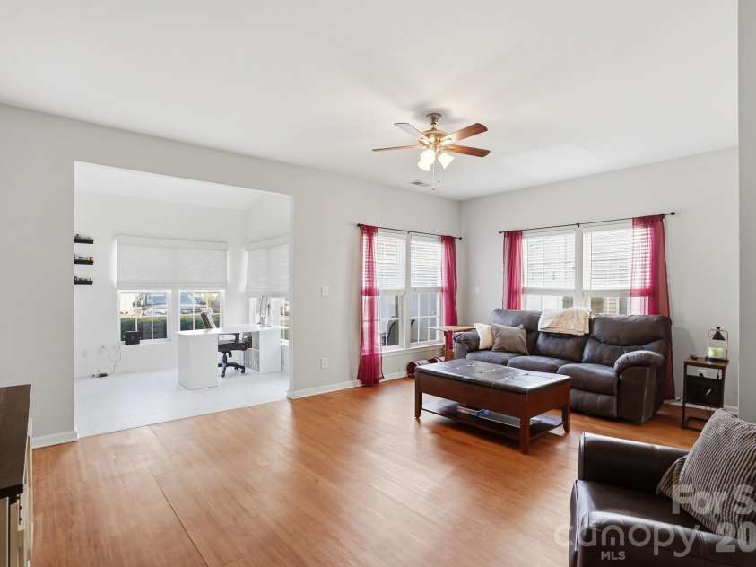 4723 Forestridge Commons Drive, Charlotte, NC 28269.  MLS# CAR4354187, YatesRealty ID 9187. Great Room & Sun Room