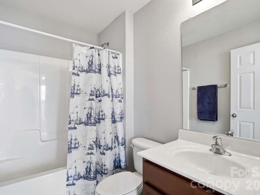 4723 Forestridge Commons Drive, Charlotte, NC 28269.  MLS# CAR4354187, YatesRealty ID 9187. Hall Bath