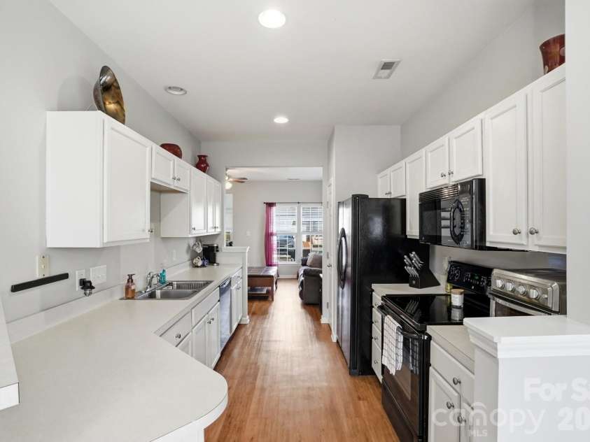 4723 Forestridge Commons Drive, Charlotte, NC 28269.  MLS# CAR4354187, YatesRealty ID 9187. Kitchen