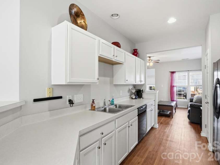 4723 Forestridge Commons Drive, Charlotte, NC 28269.  MLS# CAR4354187, YatesRealty ID 9187. Kitchen 