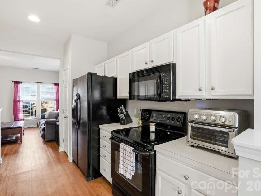 4723 Forestridge Commons Drive, Charlotte, NC 28269.  MLS# CAR4354187, YatesRealty ID 9187. Kitchen