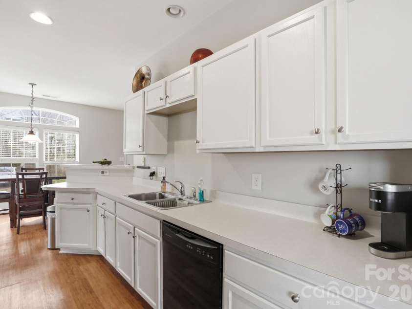 4723 Forestridge Commons Drive, Charlotte, NC 28269.  MLS# CAR4354187, YatesRealty ID 9187. Kitchen