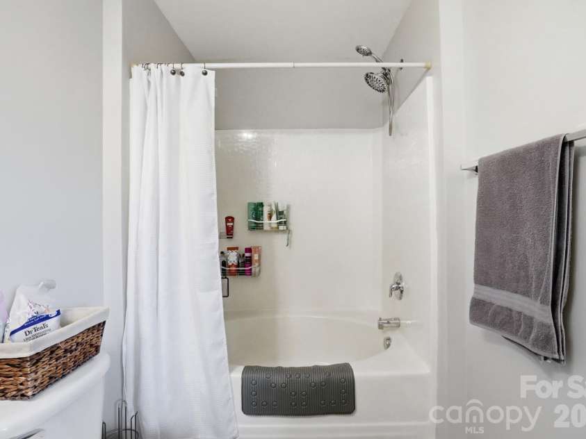 4723 Forestridge Commons Drive, Charlotte, NC 28269.  MLS# CAR4354187, YatesRealty ID 9187. Primary Bath