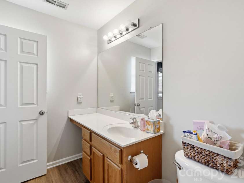 4723 Forestridge Commons Drive, Charlotte, NC 28269.  MLS# CAR4354187, YatesRealty ID 9187. Primary Bath