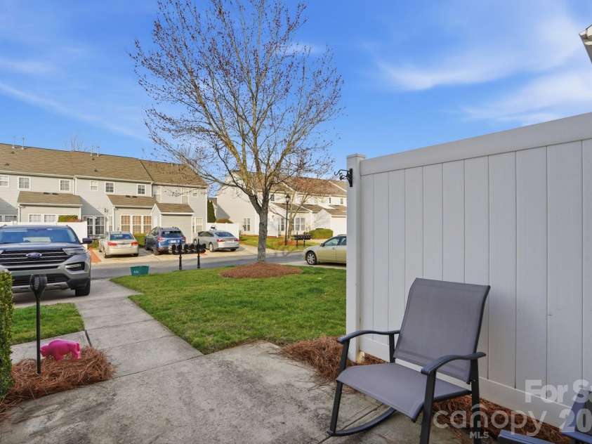 4723 Forestridge Commons Drive, Charlotte, NC 28269.  MLS# CAR4354187, YatesRealty ID 9187. Private Patio