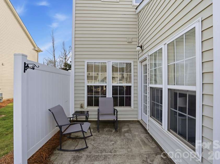 4723 Forestridge Commons Drive, Charlotte, NC 28269.  MLS# CAR4354187, YatesRealty ID 9187. Private Patio