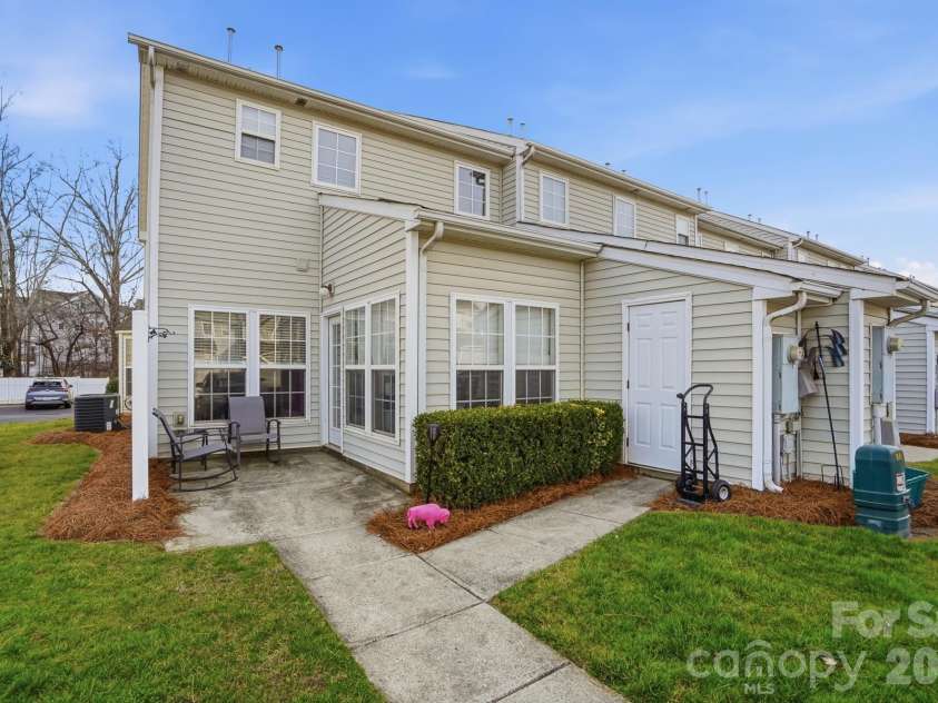 4723 Forestridge Commons Drive, Charlotte, NC 28269.  MLS# CAR4354187, YatesRealty ID 9187. Private Patio