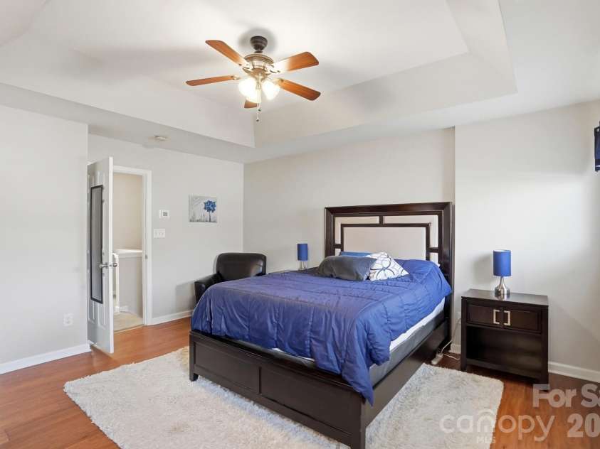 4723 Forestridge Commons Drive, Charlotte, NC 28269.  MLS# CAR4354187, YatesRealty ID 9187. Spacious primary suite