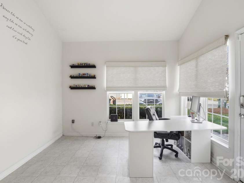 4723 Forestridge Commons Drive, Charlotte, NC 28269.  MLS# CAR4354187, YatesRealty ID 9187. Sun Room 