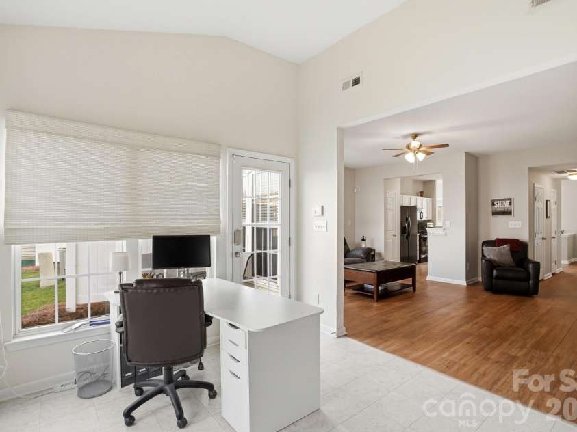 4723 Forestridge Commons Drive, Charlotte, NC 28269.  MLS# CAR4354187, YatesRealty ID 9187. Sun Room