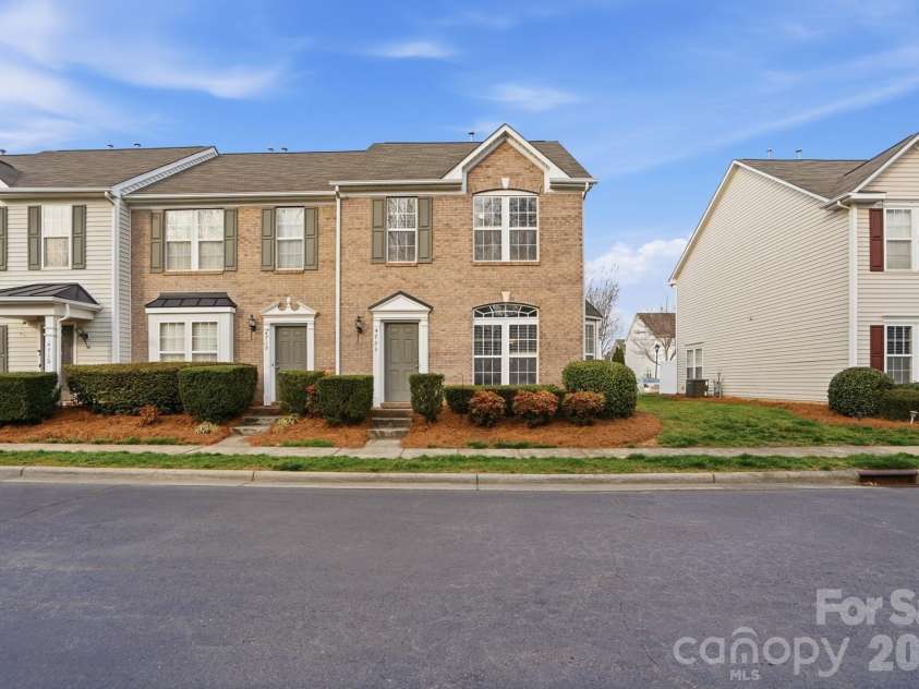 4723 Forestridge Commons Drive, Charlotte, NC 28269.  MLS# CAR4354187, YatesRealty ID 9187. Welcome Home!