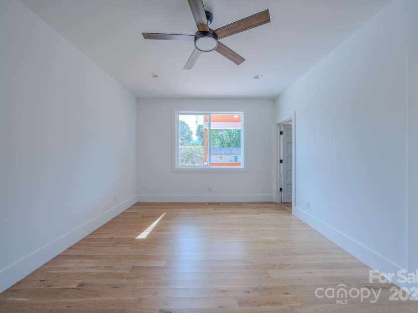 133 Grove Street, Asheville, NC 28801.  MLS# CAR4286313, YatesRealty ID 919. First Floor Main Suite 