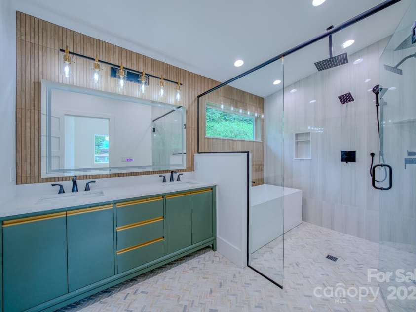 133 Grove Street, Asheville, NC 28801.  MLS# CAR4286313, YatesRealty ID 919. Second Floor Master Bath