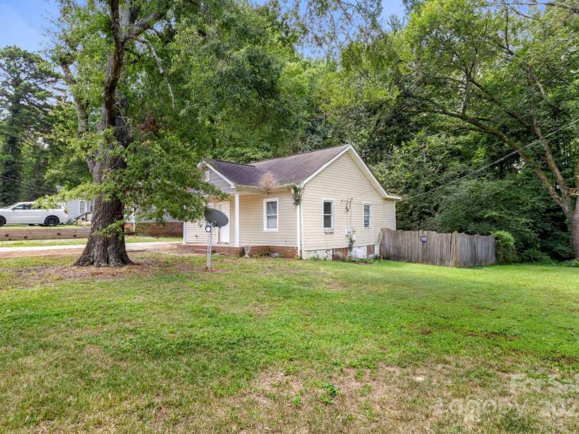 4034 Rutgers Avenue, Charlotte, NC 28206.  MLS# CAR4299858, YatesRealty ID 919. Large lot