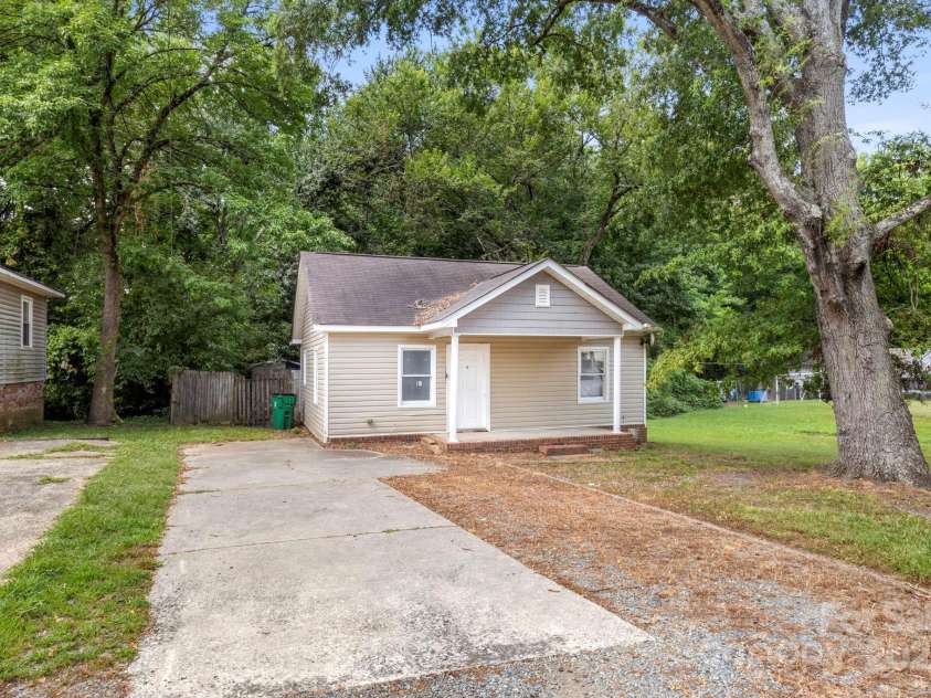 4034 Rutgers Avenue, Charlotte, NC 28206.  MLS# CAR4299858, YatesRealty ID 919. Parking 