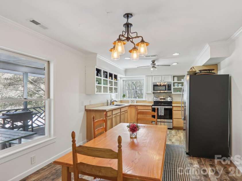 210 Spring Valley Drive, Mars Hill, NC 28754.  MLS# CAR4337752, YatesRealty ID 9192. Eat-in kitchen.