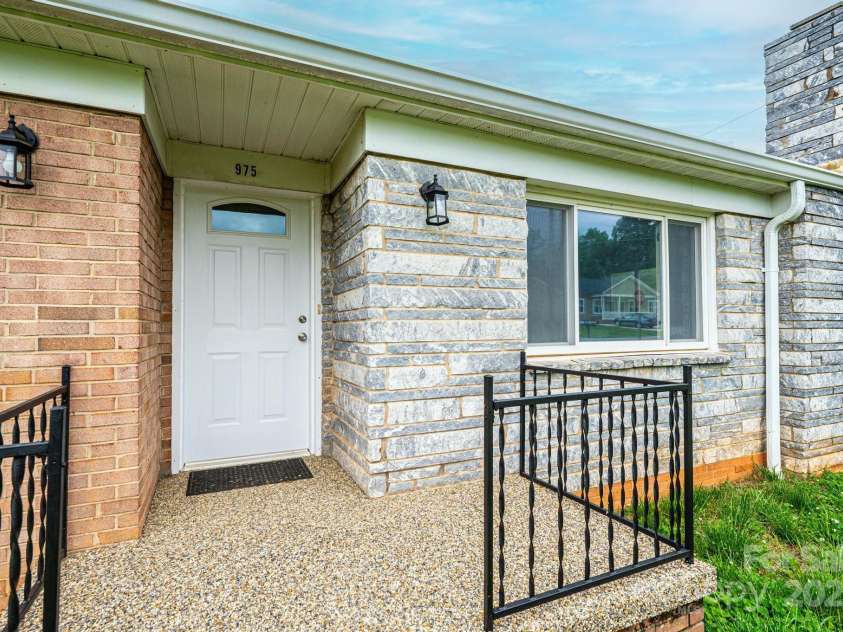 975 22nd Street Place, Hickory, NC 28601.  MLS# CAR4250936, YatesRealty ID 9197. 