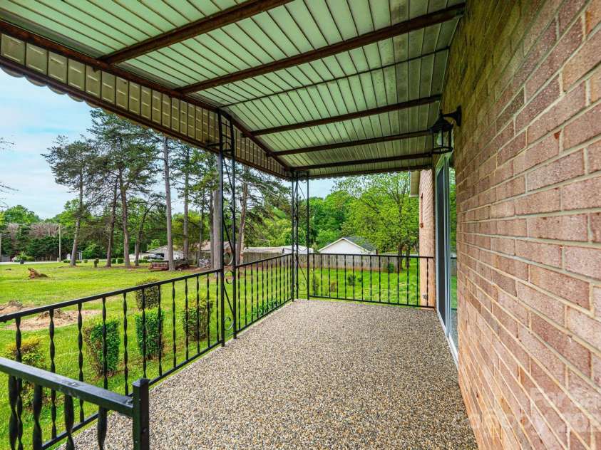 975 22nd Street Place, Hickory, NC 28601.  MLS# CAR4250936, YatesRealty ID 9197. 
