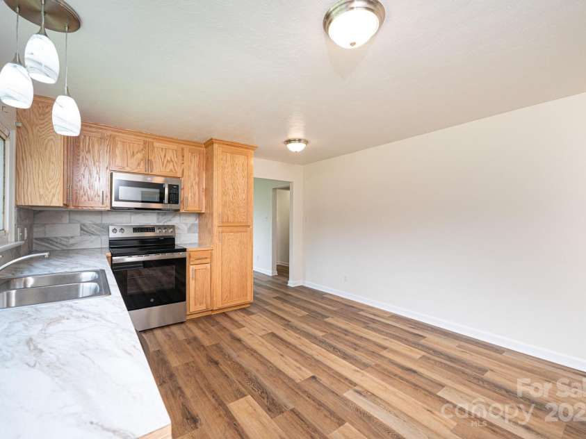 975 22nd Street Place, Hickory, NC 28601.  MLS# CAR4250936, YatesRealty ID 9197. 