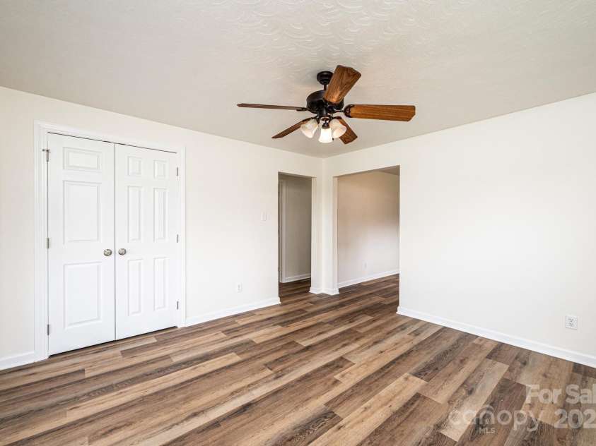 975 22nd Street Place, Hickory, NC 28601.  MLS# CAR4250936, YatesRealty ID 9197. 