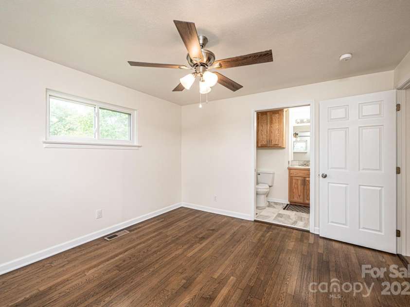 975 22nd Street Place, Hickory, NC 28601.  MLS# CAR4250936, YatesRealty ID 9197. 