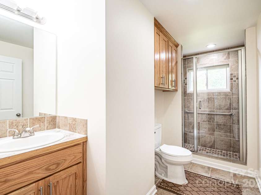 975 22nd Street Place, Hickory, NC 28601.  MLS# CAR4250936, YatesRealty ID 9197. 