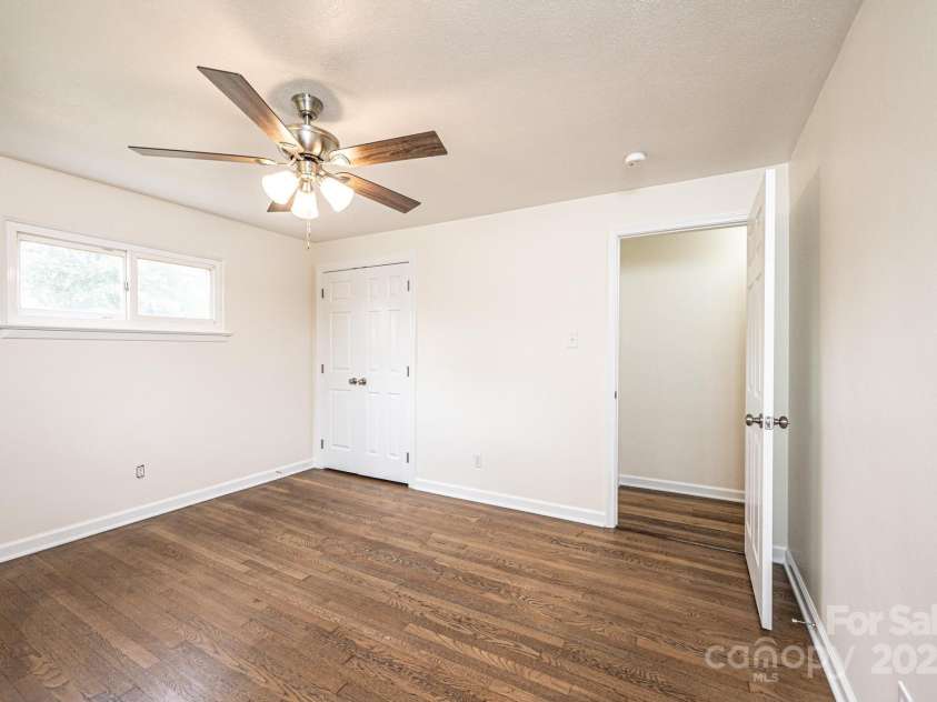 975 22nd Street Place, Hickory, NC 28601.  MLS# CAR4250936, YatesRealty ID 9197. 