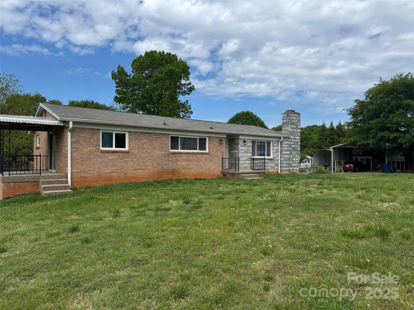 975 22nd Street Place, Hickory, NC 28601.  MLS# CAR4250936, YatesRealty ID 9197. 
