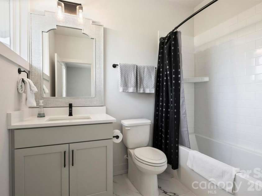 1500 Hawthorne Lane, Charlotte, NC 28205.  MLS# CAR4364740, YatesRealty ID 9199. 