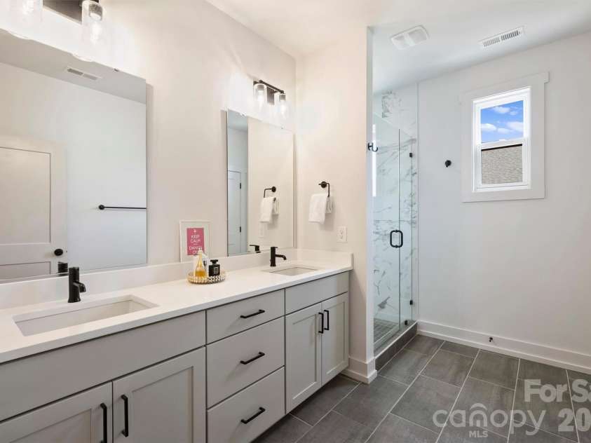 1500 Hawthorne Lane, Charlotte, NC 28205.  MLS# CAR4364740, YatesRealty ID 9199. Primary Bath