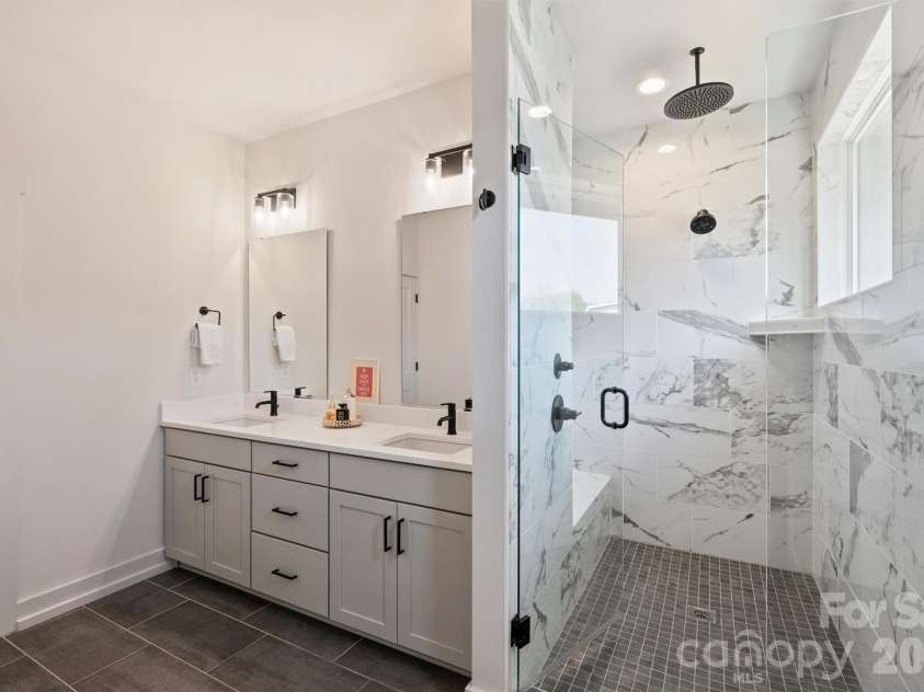 1500 Hawthorne Lane, Charlotte, NC 28205.  MLS# CAR4364740, YatesRealty ID 9199. Primary Bath