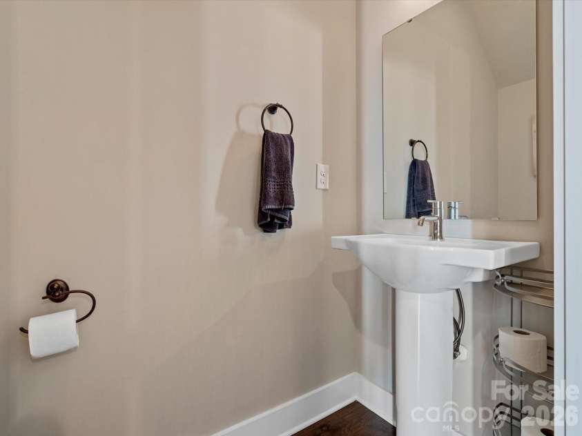 1621 Cannon View Lane, Charlotte, NC 28208.  MLS# CAR4364088, YatesRealty ID 9200. 
