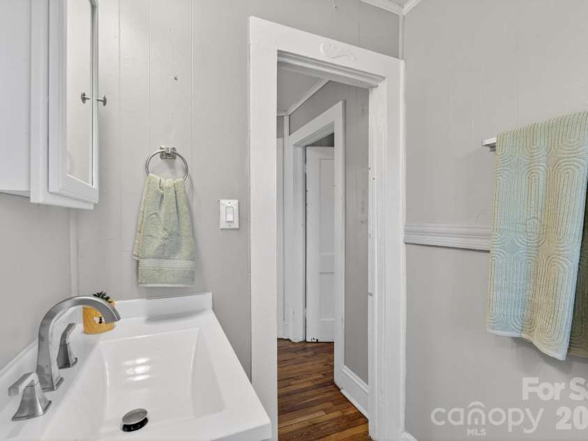 713 Prospect Street, Lenoir, NC 28645.  MLS# CAR4366219, YatesRealty ID 9201. 