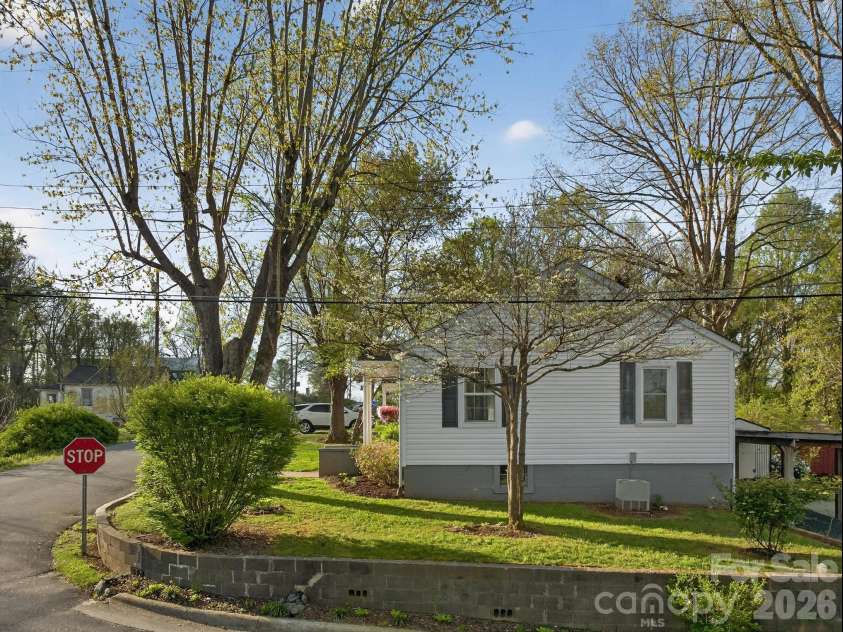 713 Prospect Street, Lenoir, NC 28645.  MLS# CAR4366219, YatesRealty ID 9201. 