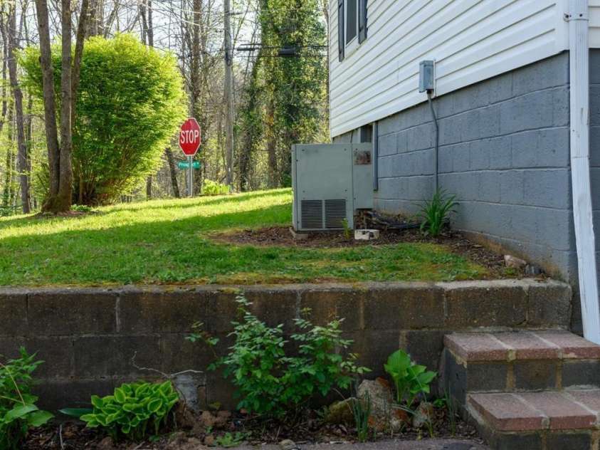 713 Prospect Street, Lenoir, NC 28645.  MLS# CAR4366219, YatesRealty ID 9201. 