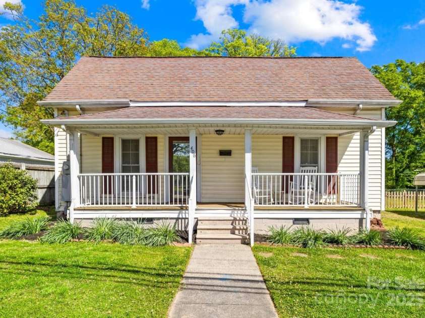 406 Gaston Street, Dallas, NC 28034.  MLS# CAR4249634, YatesRealty ID 9204. 406 S Gaston St