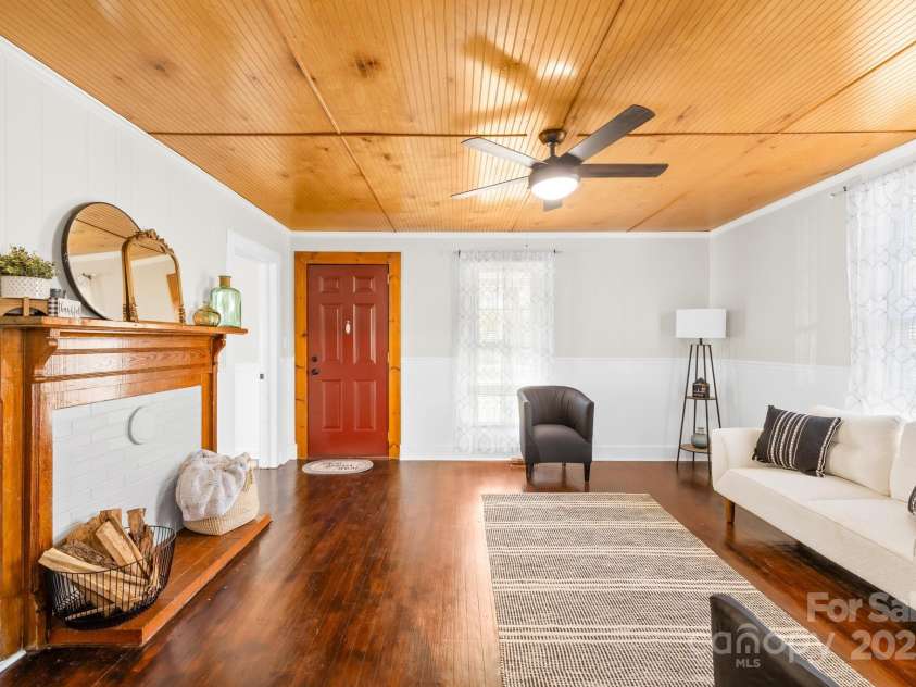 406 Gaston Street, Dallas, NC 28034.  MLS# CAR4249634, YatesRealty ID 9204. Entry Living Room