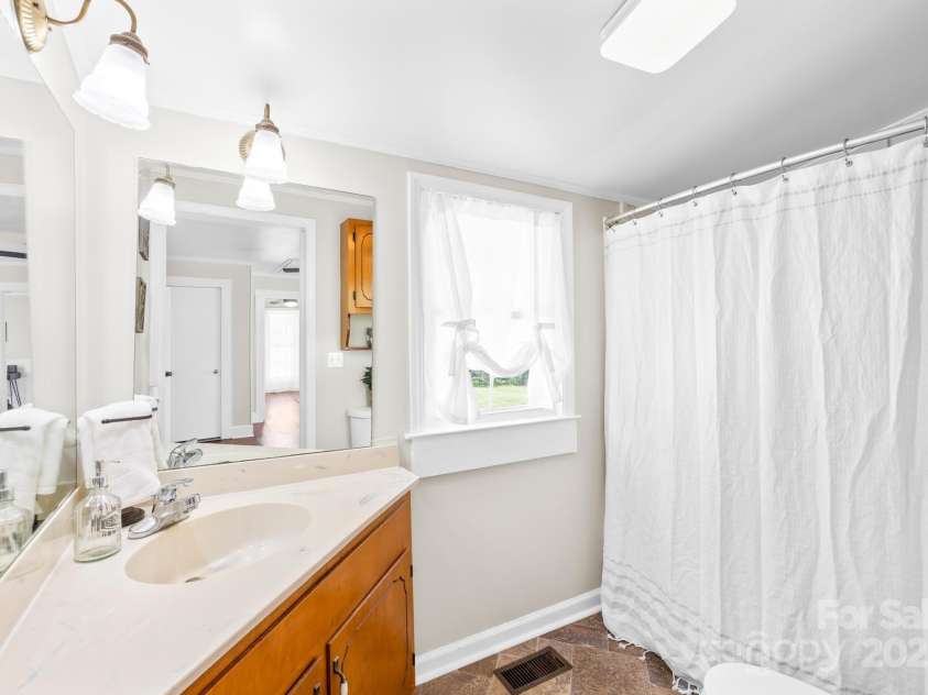 406 Gaston Street, Dallas, NC 28034.  MLS# CAR4249634, YatesRealty ID 9204. Full Bath