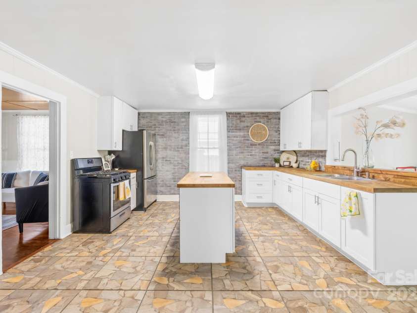 406 Gaston Street, Dallas, NC 28034.  MLS# CAR4249634, YatesRealty ID 9204. Kitchen w/lots of cabinet space